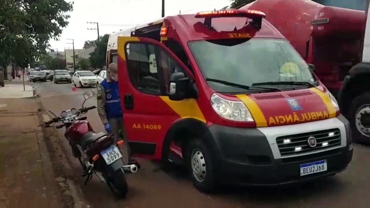 Rapaz de 20 anos fica ferido após colisão de trânsito na Rua Rio da Paz, em Cascavel