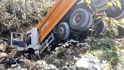 İkizdere'de toprak taşıyan kamyon dereye yuvarlandı