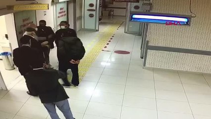 Son dakika haber | HASTANEDE GÜVENLİK GÖREVLİSİNİN KOLUNUN ÇIKTIĞI KAVGA KAMERADA