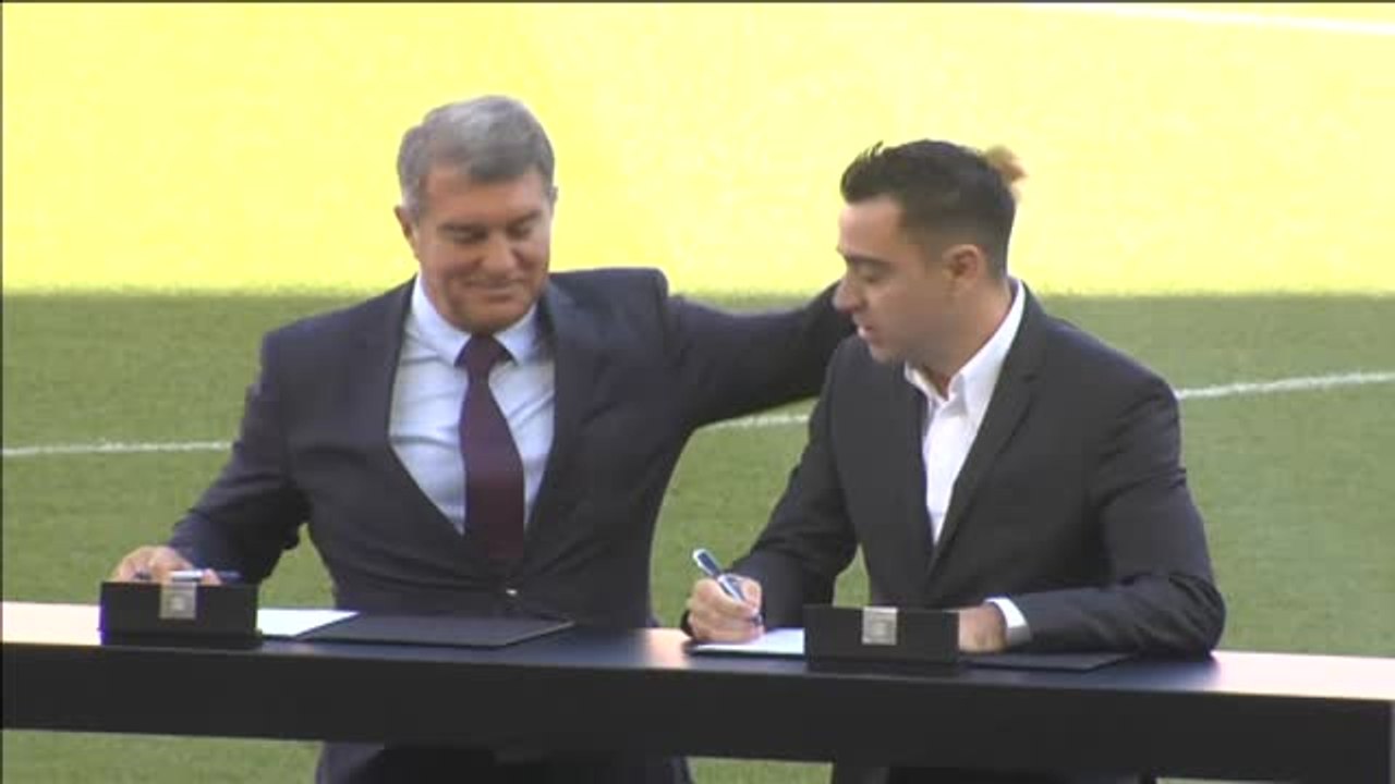 Decenas de aficionados dan la bienvenida a Xavi en el Camp Nou