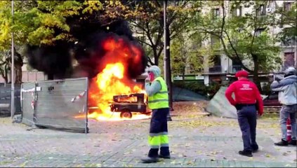 Incendio en el centro de Pamplona: arde una maquina en pleno Paseo de Sarasate