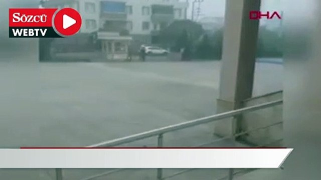 istiklal Marşı okunurken omzundaki yükle saygı duruşunda bulundu