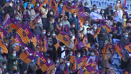 Xavi Hernández firma como entrenador junto a su familia