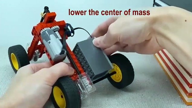 Des voitures LEGO passent des obstacles d'escalade en tout genre