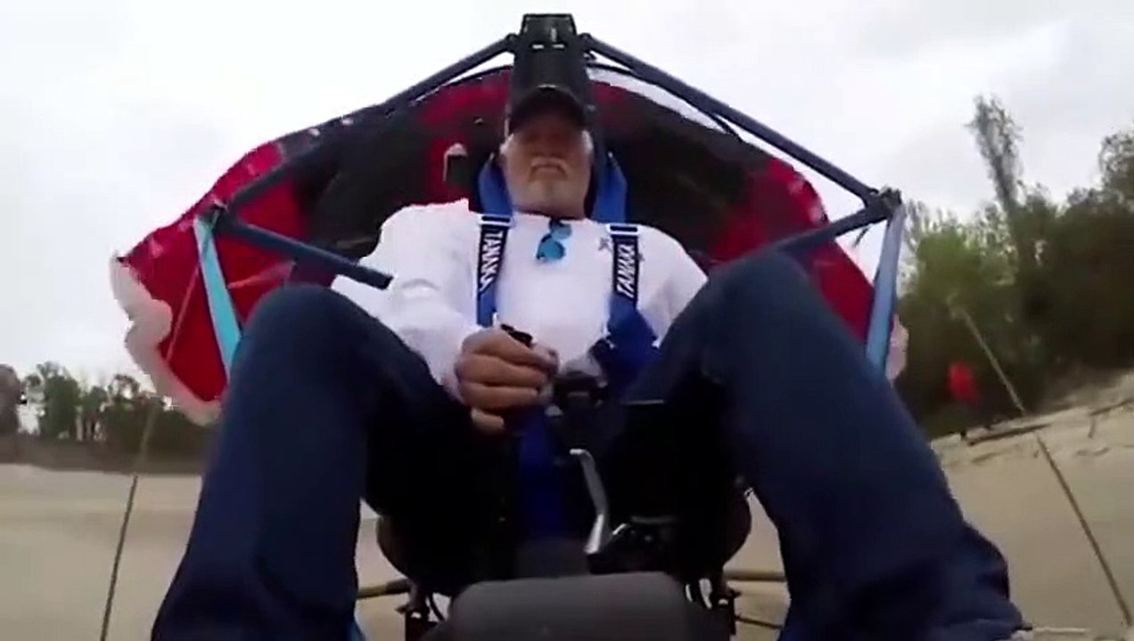 Un départ en parapente à moteur assez compliqué...