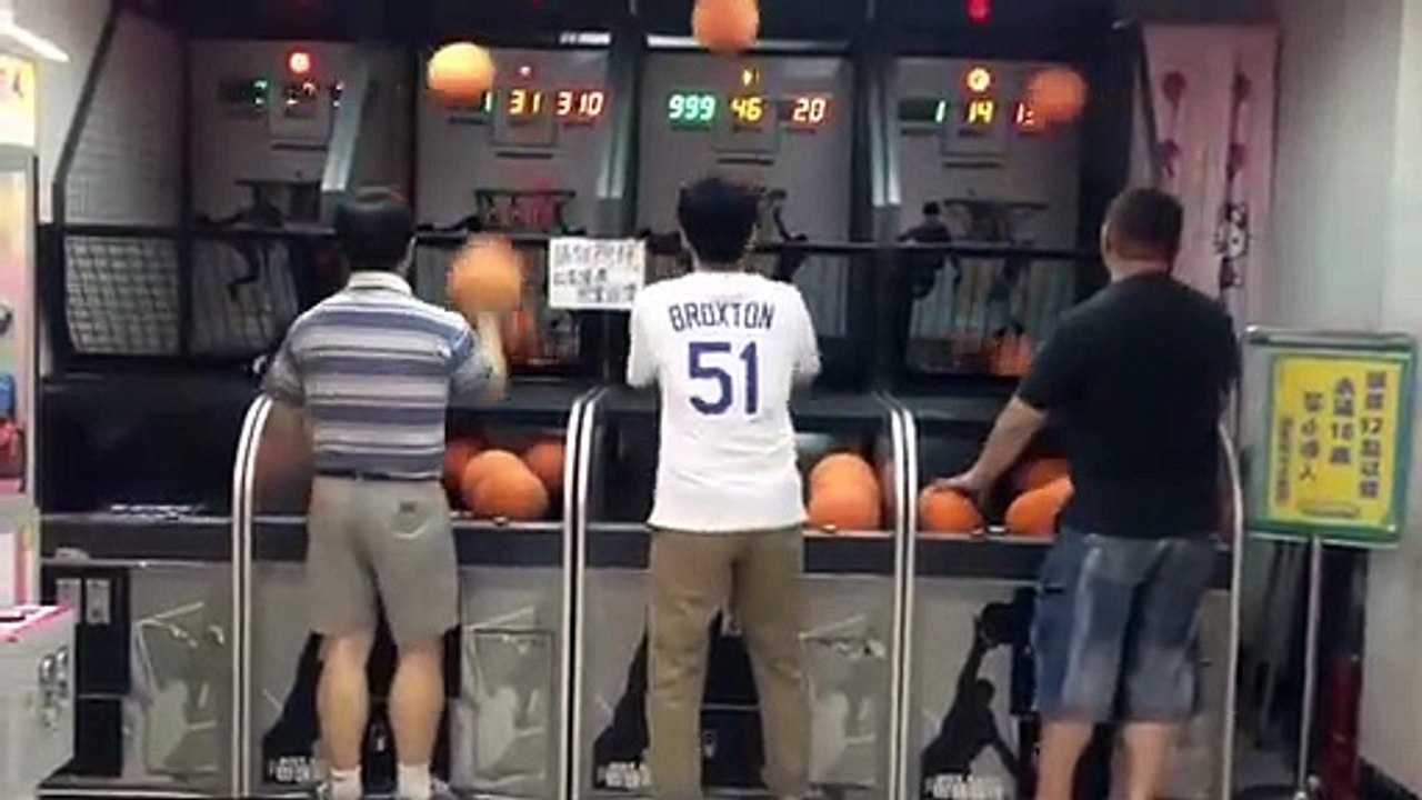 Ce papa est beaucoup trop fort au basket d'arcade !