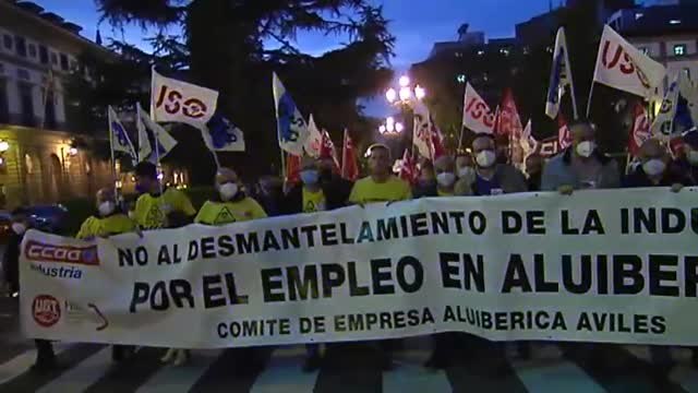 Multitudinaria manifestación en Oviedo al grito de Alcoa no se cierra