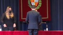 Albiol estrecha la mano del socialista Rubén Guijarro tras convertirse este último en nuevo alcalde de Badalona