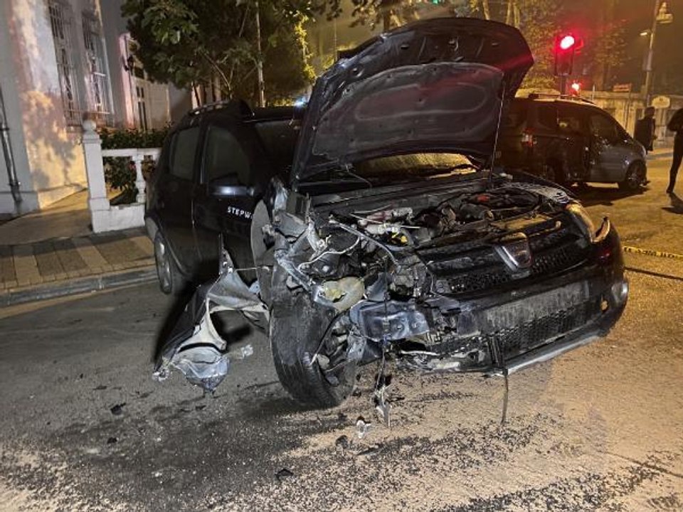 ÜSKÜDAR'DA KONTROLDEN ÇIKAN OTOMOBİL PARK HALİNDEKİ 6 OTOMOBİLE ÇARPTI
