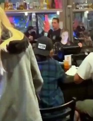 Video: Perrito toma cerveza en un bar y se vuelve viral