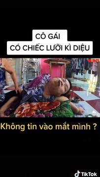 Cô gái miền Tây dùng luỡi xếp chiếc thuyền bằng giấy kiếng: cả VN chỉ duy nhất 1 người làm được, có tật có tài chưa bao giờ là sai
