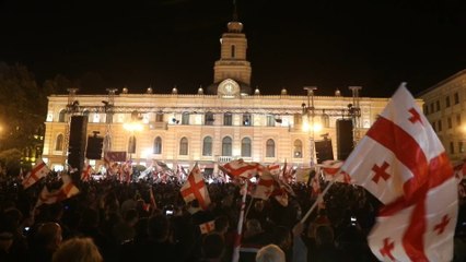 Miles de georgianos demandan liberación de Saakashvili tras hospitalización