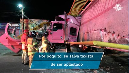 Captan momento exacto en que tráiler tira puente peatonal y queda aplastado