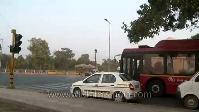 Street traffic at India Gate, New Delhi_ Time lapse