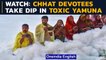 Delhi: Chhath Puja devotees take dip in toxic foam laden Yamuna River | Watch | Oneindia News