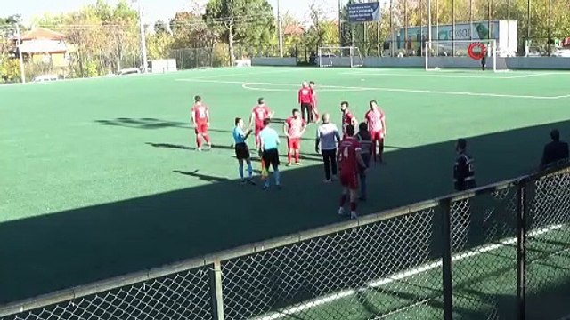 Takım arkadaşını maçın ortasında tekme tokat dövdü; polis müdahale etti