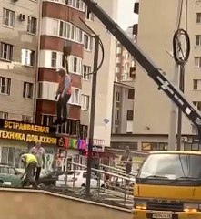 Sokak lambasını tamir etmek için vince bağlandı