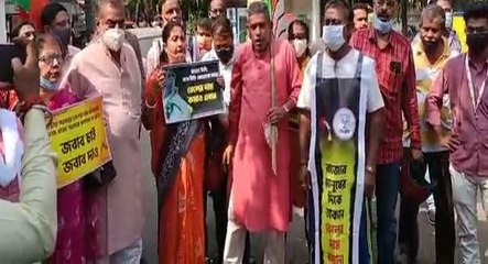 পেট্রোপণ্যের উপর ভ‍্যাট কমানোর দাবিতে মানিকতলায় বিজেপির বিক্ষোভ |Oneindia Bengali