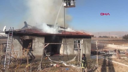 BABASIYLA TARTIŞTI; OTURDUKLARI EVİ YAKIP KAÇTI