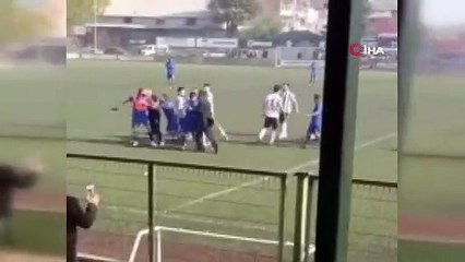 Bursa'da futbolcuya kramponla saldırdı... O anlar kamerada