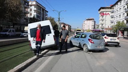 GAZİANTEP'TE ZİNCİRLEME TRAFİK KAZASINDA MADDİ HASAR MEYDANA GELDİ - YENİDEN