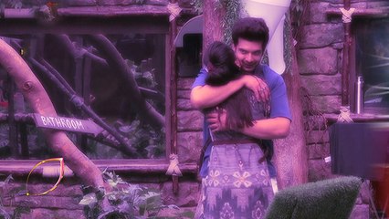 Bigg Boss 15: Karan Kundra ने Tejasswi Prakash को दिया Gift और बोली ये बात? | FilmiBeat