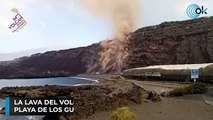 La lava del volcán de La Palma cae sobre la playa de los Guirres