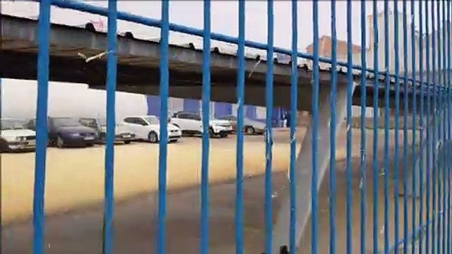 Ganaderos de Castilla y León llenan de paja la puerta de Industrias Lactalis en Zamora