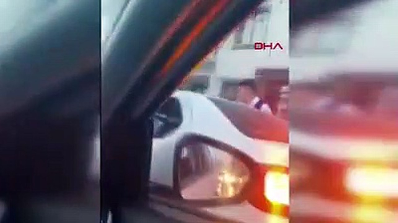 Düğün konvoyunda camdan sarkan kişi, otomobil a...