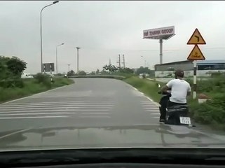 Ôm cua bất thành, Honda AirBlade lao xuống ruộng chuối ở Hà Nội-(480p)