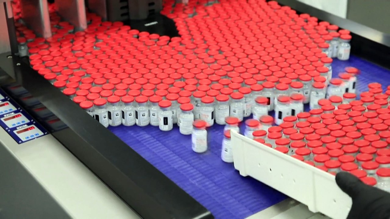 Το εμβόλιο Pfizer και όχι της Moderna προτείνει για τους κάτω των 30 ετών η Γαλλία