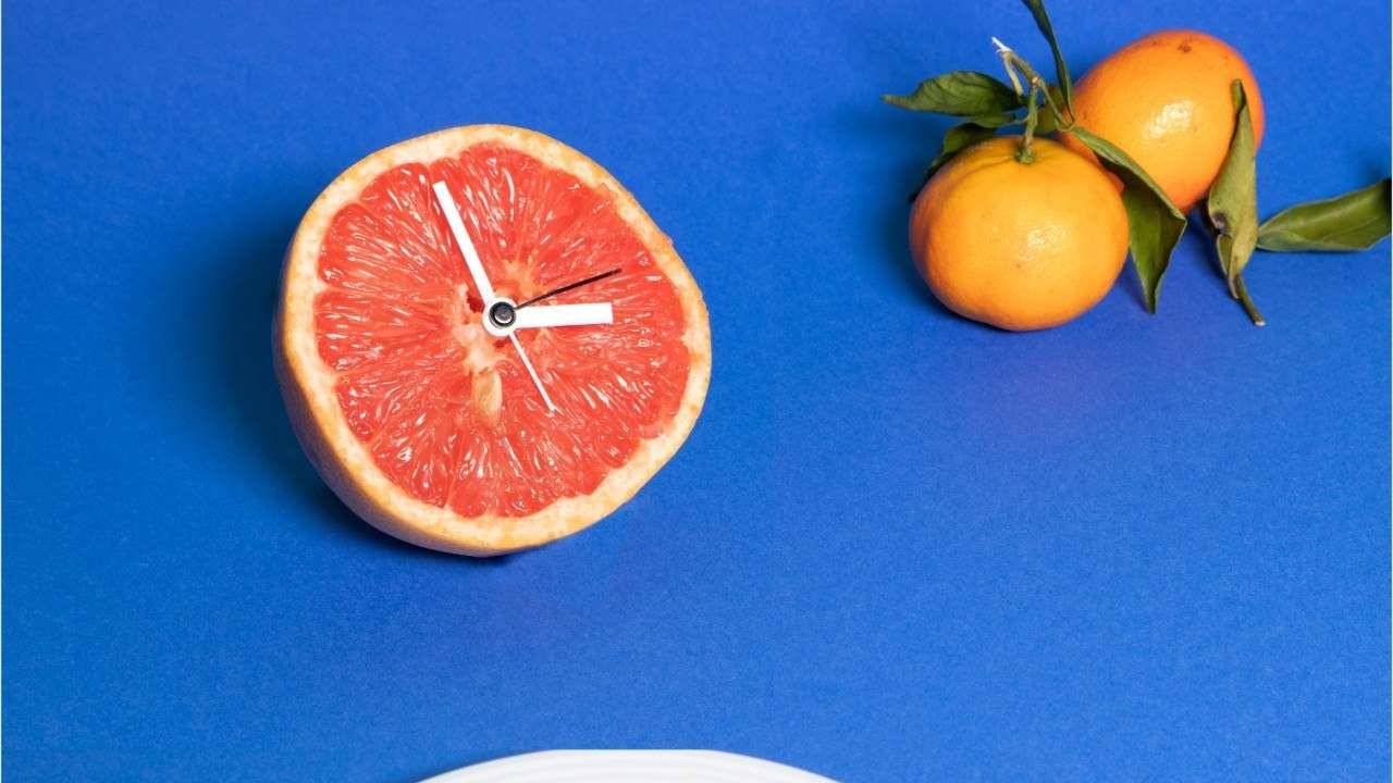 Guide de survie mentale, les menstruations au travail, sortir du complotisme… NEON #81 est en kiosque