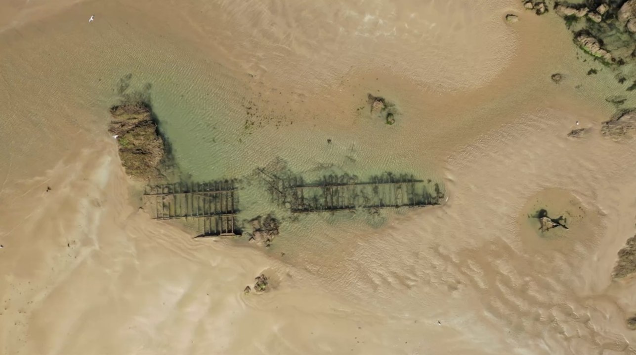 L'épave d'un bateau échoué depuis 102 ans réapparaît sur une plage des Sables d'Olonne