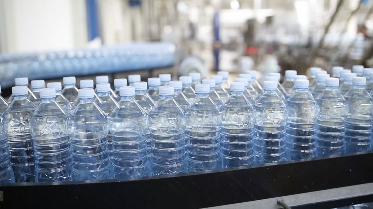 L'eau en bouteille : l'impact environnemental est "jusqu'à 3 500 fois supérieur à celui de l'eau du robinet"