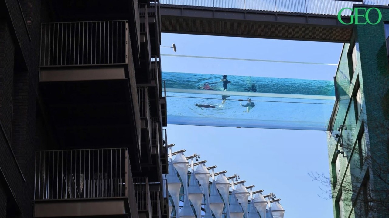 Londres : cette piscine transparente suspendue entre deux immeubles est à couper le souffle
