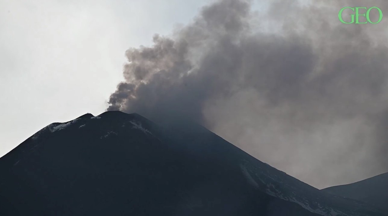 Des villages recouverts de cendres en Sicile après l'éruption de l'Etna