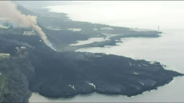 Una de las coladas cae a una playa y podría formar una nueva fajana