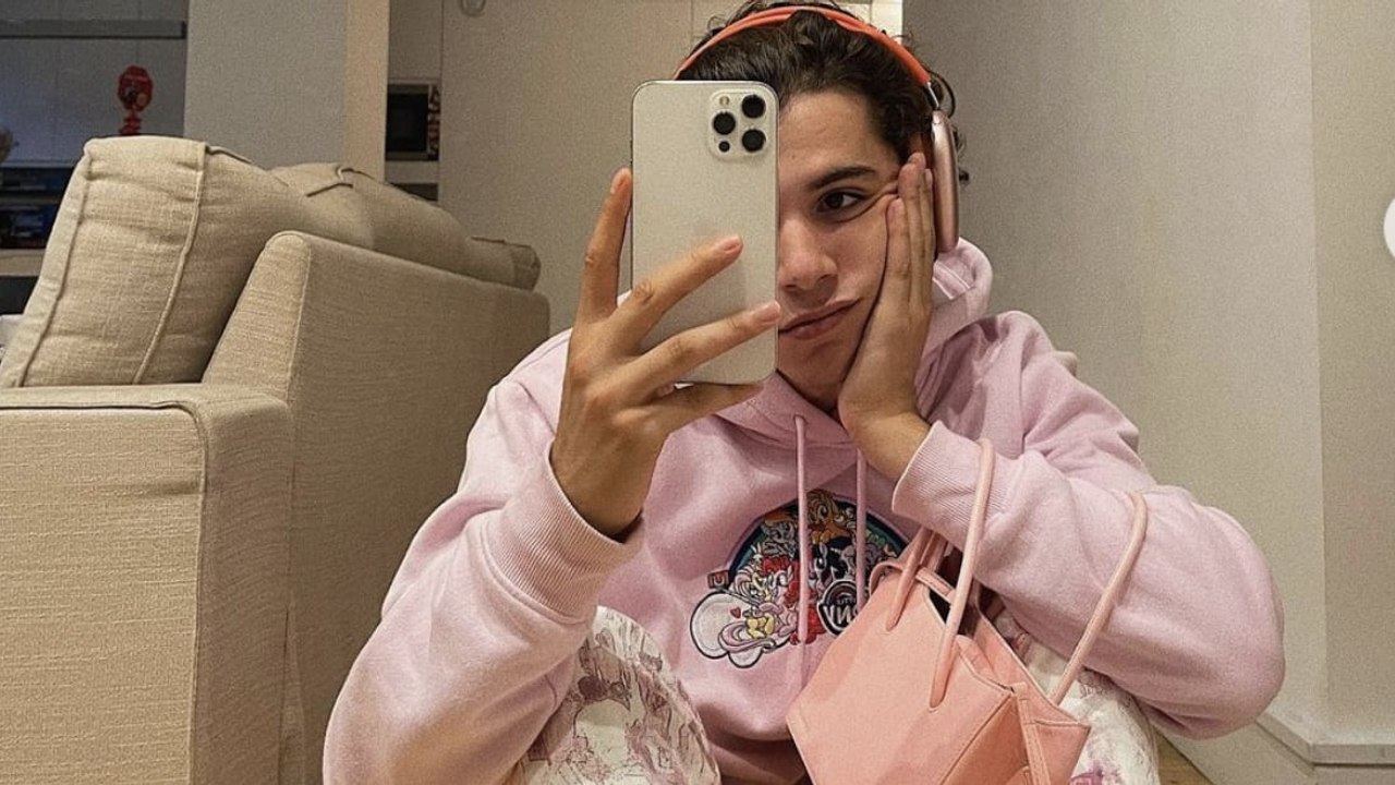 Sulivan Gwed : "Porter des talons, porter des sacs(…) Si ma tenue fait parler, c’est que j’ai réussi. J’aime quand ça dérange."