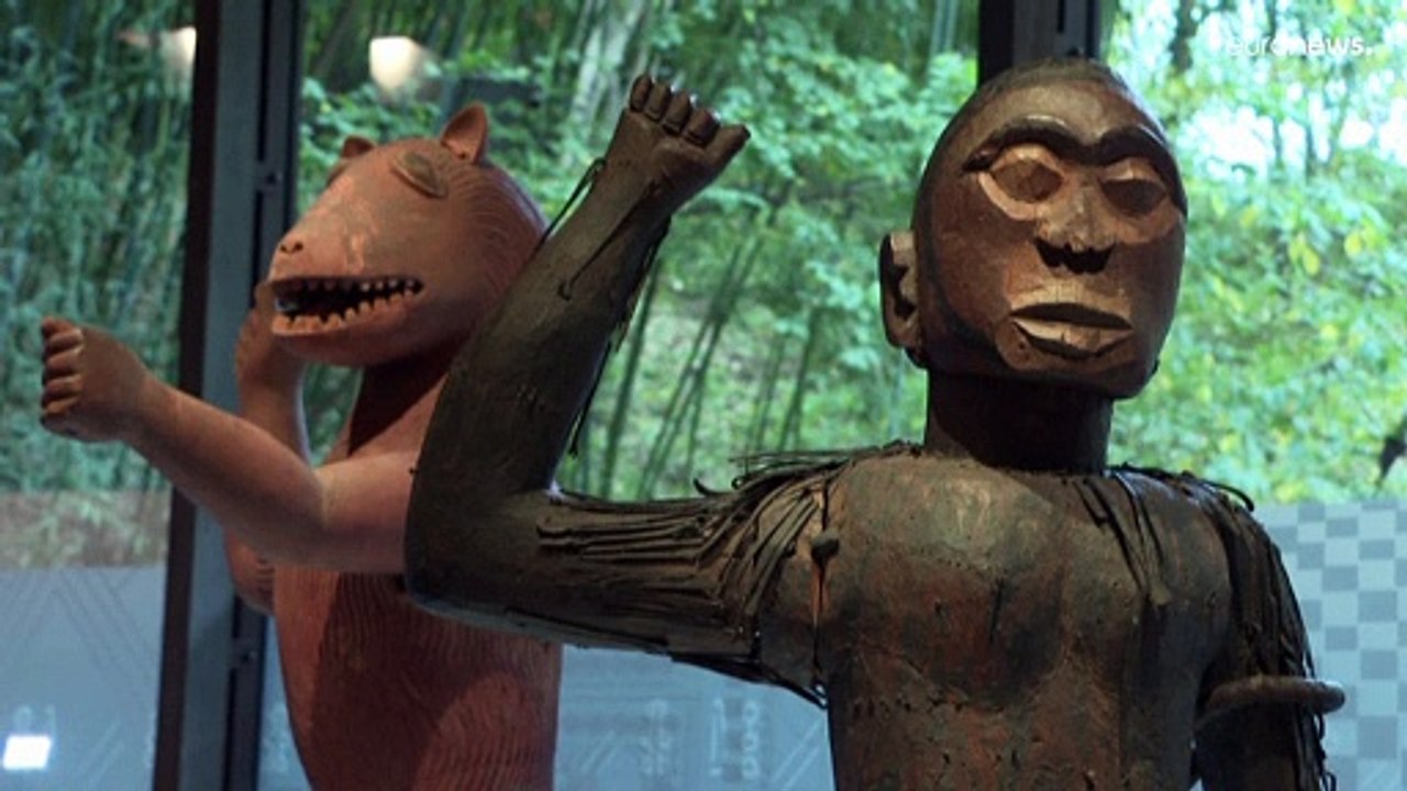 La France restitue au Bénin 26 œuvres d'art pillées lors de l'époque coloniale