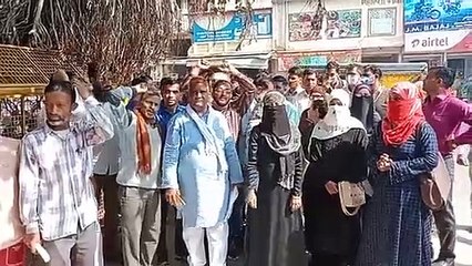 सरकार के खिलाफ पैराटीचर्स ने कलेक्ट्रेट पर किया प्रदर्शन, जमकर लगाए नारे