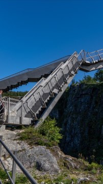 Un spectaculaire “pont en escalier” installé au dessus d’une des plus belles cascades de Norvège vertical