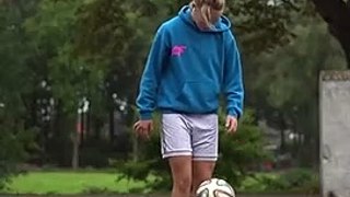 laura-dekker/ FREESTYLE FOOTBALL GIRL