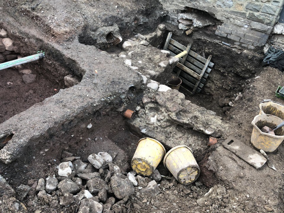 Pays de Galles : découverte d'un bâtiment médiéval sous des toilettes publiques