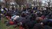 Des musulmans prient devant la Maison Blanche contre Trump