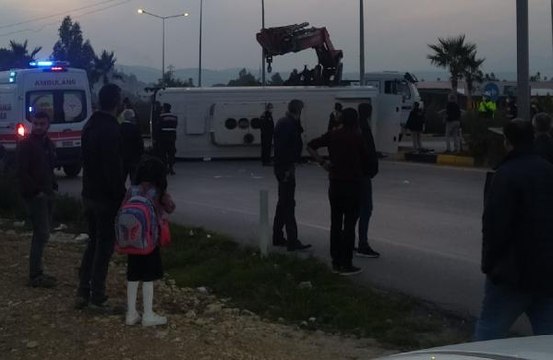 MANDALİNA BAHÇESİNDE ÇALIŞAN İŞÇİLERİN TAŞINDIĞI 2 MİDİBÜS ÇARPIŞTI 45 YARALI