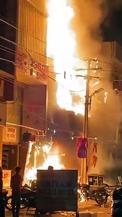 बीच बाजार लगी आग, तीन दुकानें जल कर खाक
