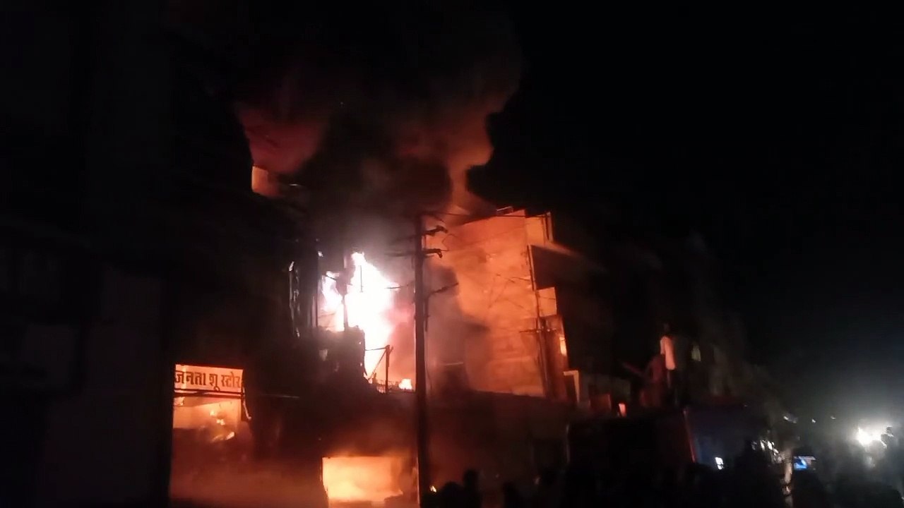 बीच बाजार लगी आग, तीन दुकानें जल कर खाक