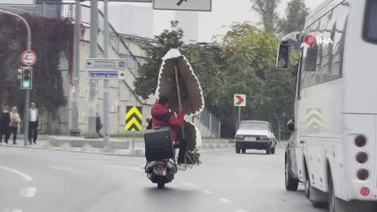 Beyoğlu'nda motosiklet üstünde çelenkli yolculuk kamerada