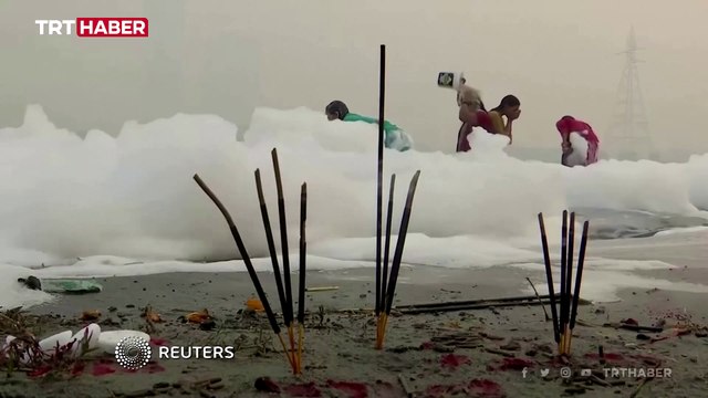 Hindistan'da Yamuna Nehri zehirli köpükle kaplandı