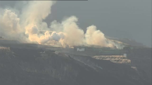 La colada 2 del volcán de La Palma rebosa sobre la playa de Los Guirres